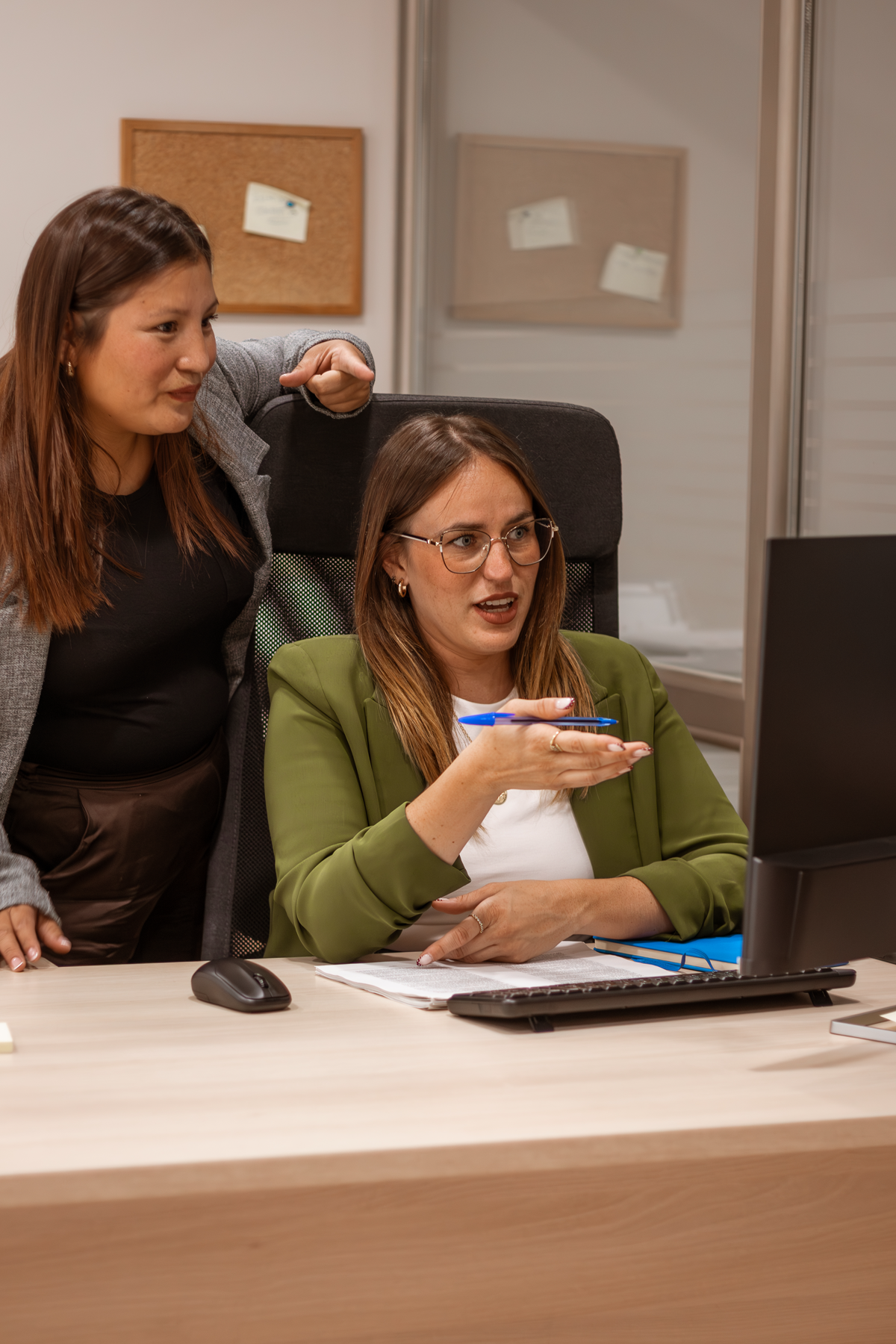 Abogada en oficina atendiendo y revisando documentos